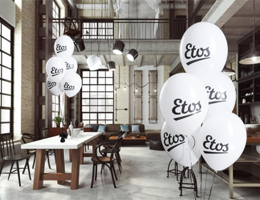 Bedrukte helium ballonnen in een tros